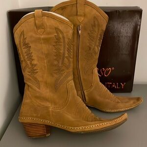 Mosso Italy woman’s leather suede cowboy boots.   Size 9